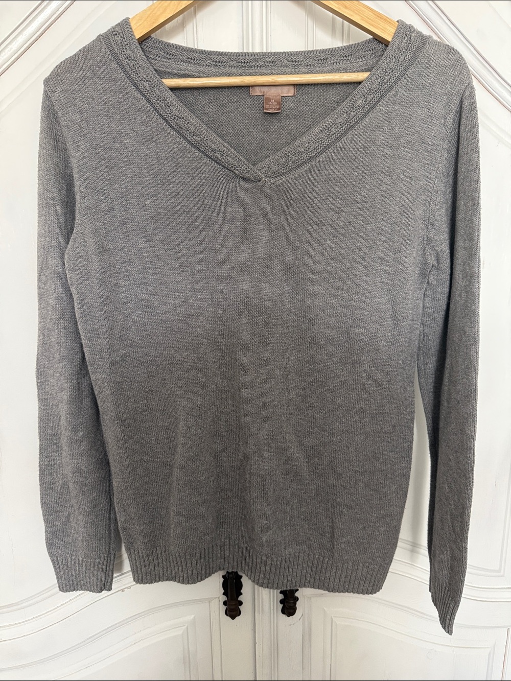 White Stag Gray V-Neck Knit Long Sleeve Sweater Basic Timeless Minimalist Size M